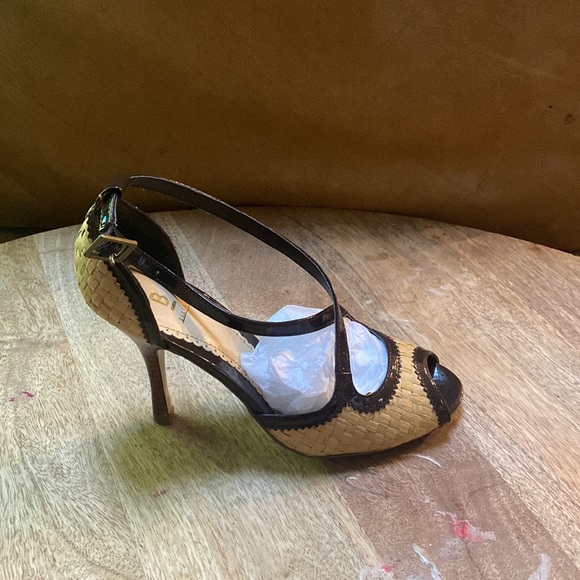 Brand new heels never worn, made in china fabric upper. Leather outsole, size 7. - Picture 4 of 6